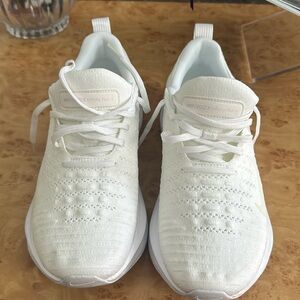 Selling never before worn women’s Nike infinity run 4 sneakers in white size 9